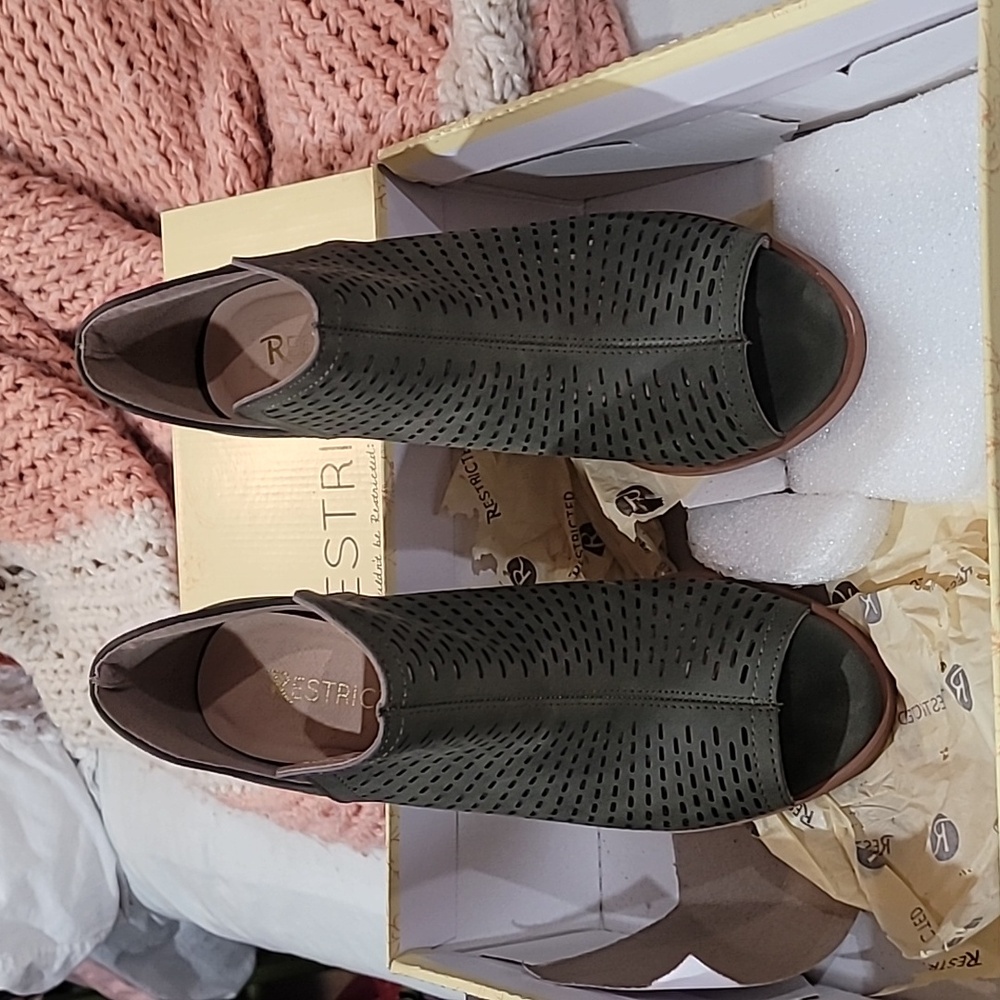 Restricted booties - Picture 3 of 5